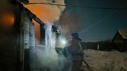 Две женщины погибли ночью на пожаре в поселке в Челябинской области