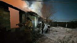Две женщины погибли ночью на пожаре в поселке в Челябинской области