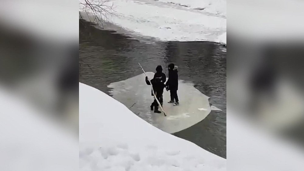 Школьники проплыли по реке Ай на льдине в Челябинской области