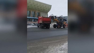 Улицы Челябинска убирают 319 единиц техники и 535 рабочих