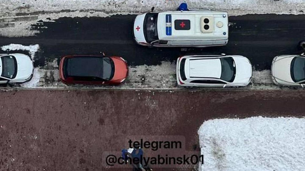 Под окнами многоэтажки в Челябинске нашли тело мужчины