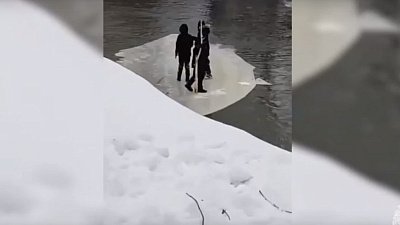В Челябинской области дети, плывущие на льдине, попали на видео