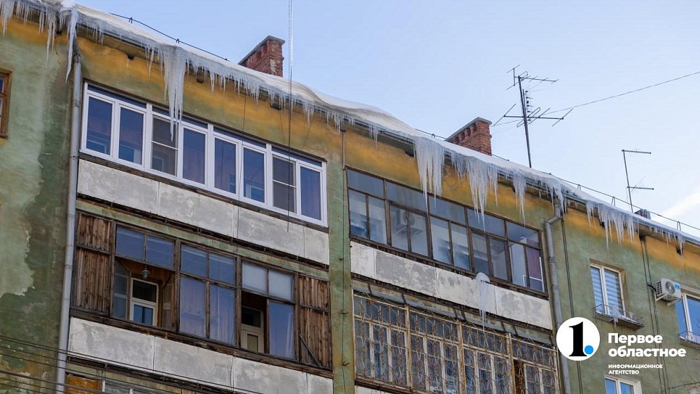 В Пласте упавшая с крыши льдина задела женщину