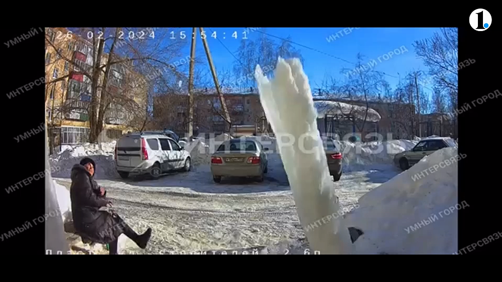 СК решает вопрос о возбуждении дела после падения ледяной глыбы во дворе в Пласте
