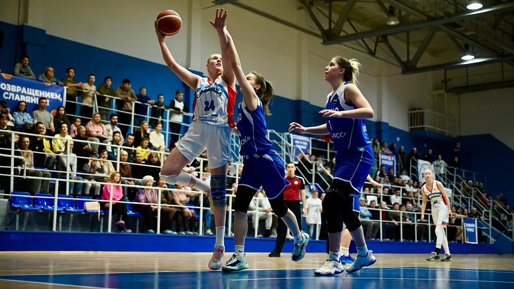 Команда «Славянка» уступила в историческом матче в баскетбольной Высшей лиге