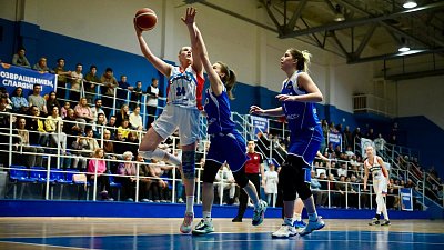 Команда «Славянка» уступила в историческом матче в баскетбольной Высшей лиге