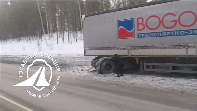 На трассе М-5 в Челябинской области из-за большегруза организовали реверсивное движение