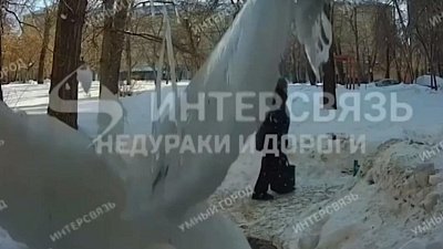 В Челябинске глыба льда чуть не упала на женщину
