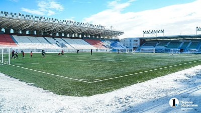 В Челябинск привезли новый искусственный футбольный газон из Франции