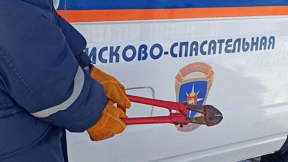 В Магнитогорске спасатели освободили скованных наручниками мужчину и женщину