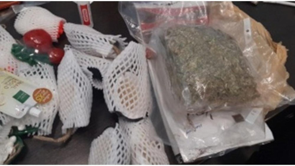 Трое жителей Челябинской области получили на почте посылки с наркотиками