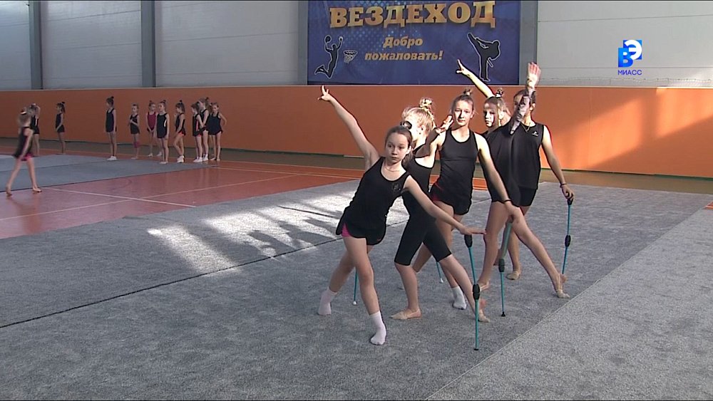 Юные гимнастки учатся мастерству у олимпийской чемпионки