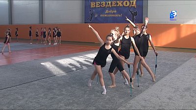 Юные гимнастки учатся мастерству у олимпийской чемпионки