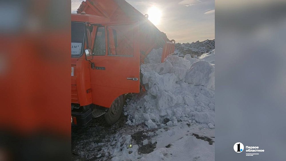 В Челябинске грузовики складируют кучи снега возле жилых домов и закрытой свалки
