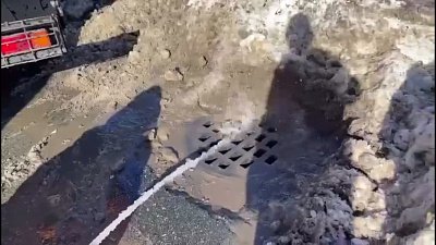 В Челябинске продолжается расчистка сетей ливневой канализации