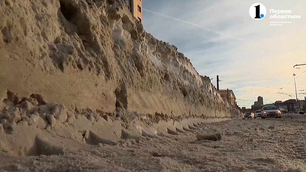 В Челябинске продолжается очистка районов от снега