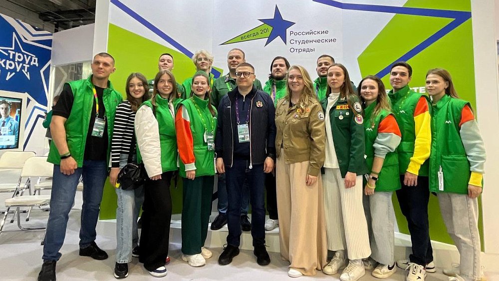 Алексей Текслер передал в библиотеку «Сириус» книги южноуральских авторов