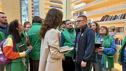 Алексей Текслер передал в библиотеку «Сириус» книги южноуральских авторов