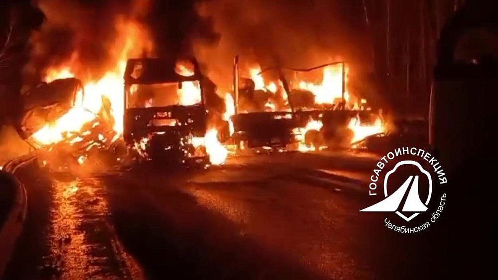 Два большегруза загорелись после столкновения на трассе М‑5 в Челябинской области