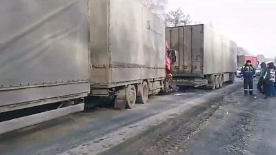 В Челябинской области на 1776 километре трассы М-5 столкнулись два грузовика