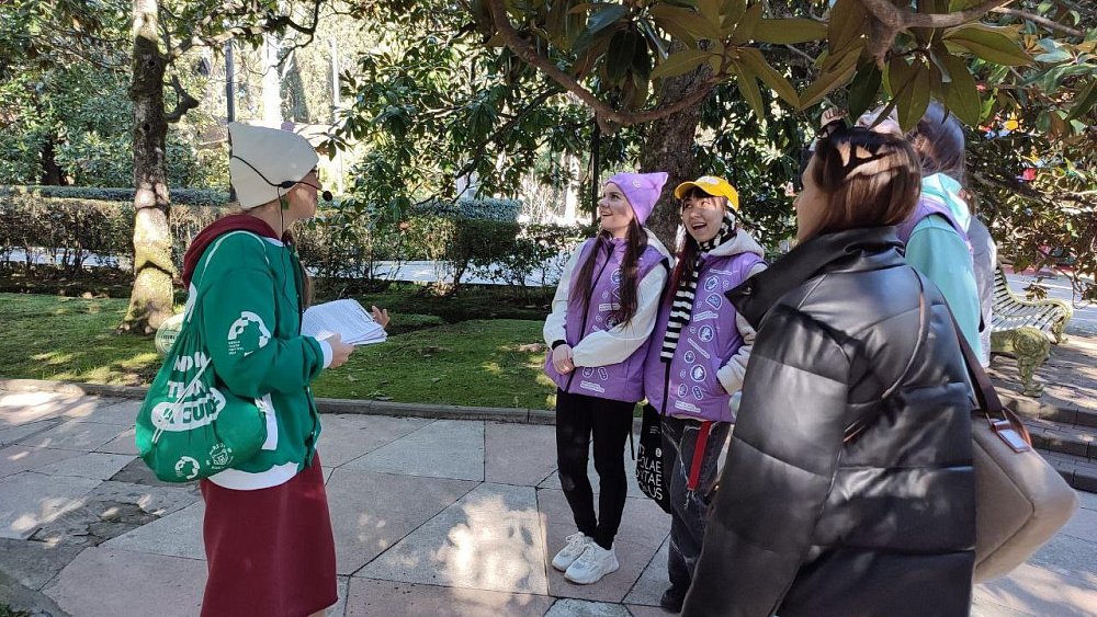 На Всемирном фестивале молодежи работают гиды из Челябинской области