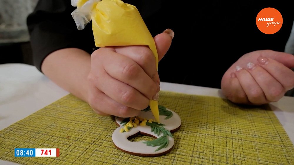 Мастер-класс по росписи глазурью в сюжете «Пряники к 8 марта»