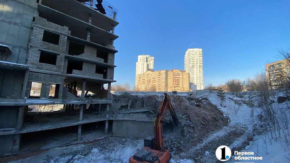 В центре Челябинска на долгострое на Братьев Кашириных заметили тяжелую технику