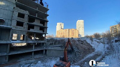 В центре Челябинска на долгострое на Братьев Кашириных заметили тяжелую технику