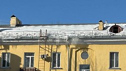 Власти Челябинска организовали очередной рейд по расчистке снега и сосулек с крыш