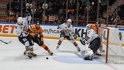 Хоккейный клуб «Металлург» выиграл у «Амура» и повел в серии плей‑офф Кубка Гагарина