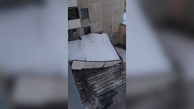 В Челябинске обрушился козырек подъезда жилого дома