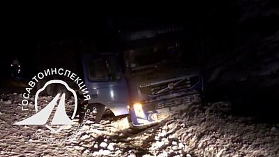 Грузовик улетел в кювет на трассе М-5 в Челябинской области