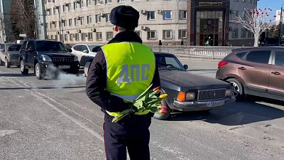 Сотрудники Госавтоинспекции Челябинской области поздравили автоледи с праздником