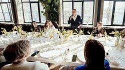 Алексей Текслер встретился с многодетными мамами на творческом мастер-классе