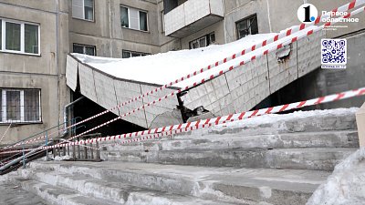 В Челябинске у одного из домов обрушился козырек