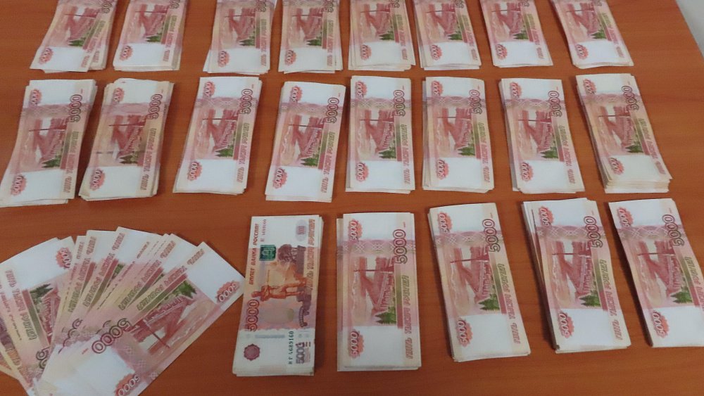 Семейная пара пыталась вывезти 4 млн рублей из Челябинска в Душанбе