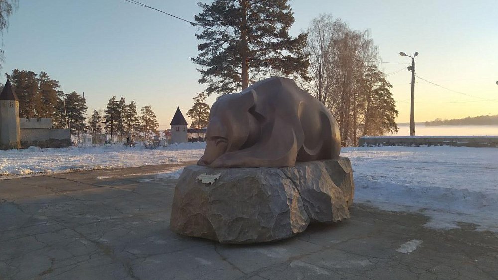 В Снежинске установили скульптуру с цитатой «Медведь тайги своей никому не отдаст»