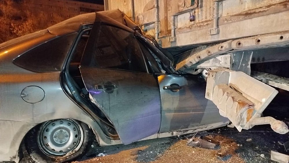 В Магнитогорске водитель и пассажир Lada погибли, врезавшись в фуру