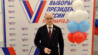 Сенатор Олег Цепкин проголосовал на избирательном участке в Сатке