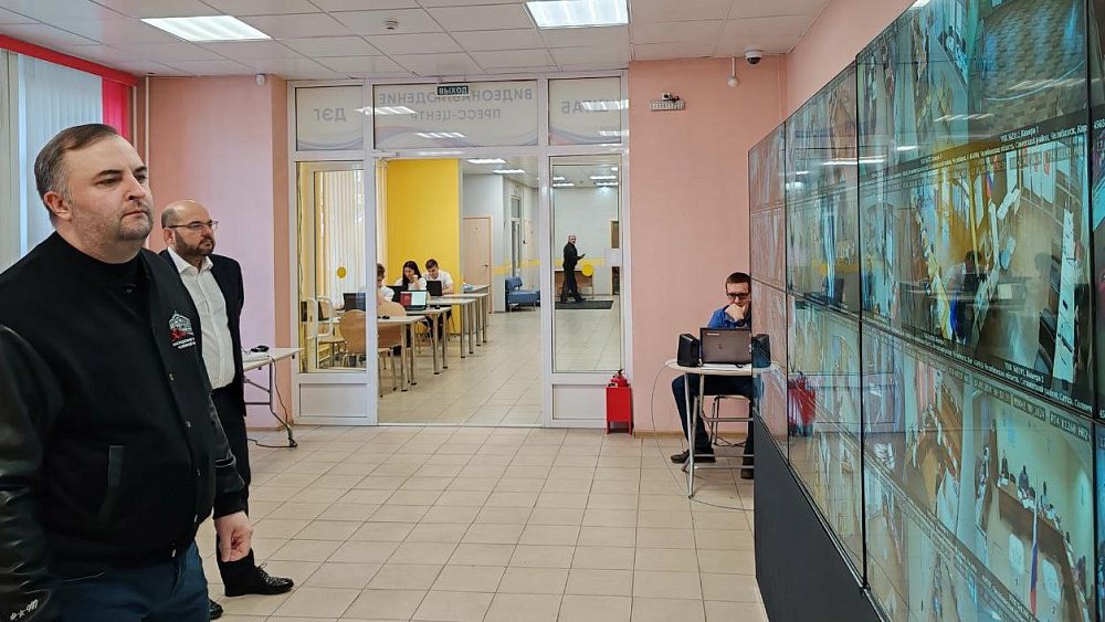 Спикер ЗСО Олег Гербер оценил работу 30 УИКов Челябинской области