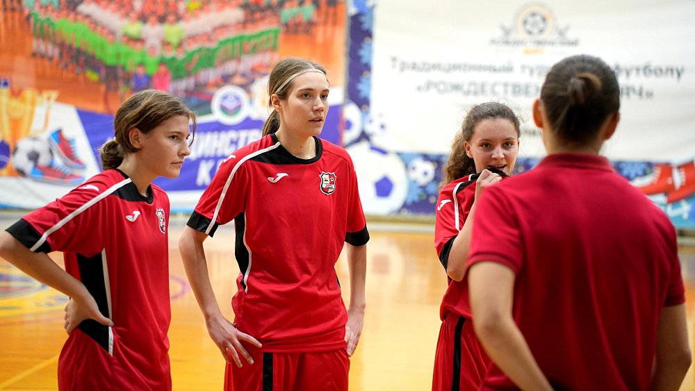 В Челябинске объявили о наборе девочек в футбольную команду