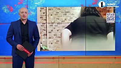 Мать устроила развратные танцы перед камерой