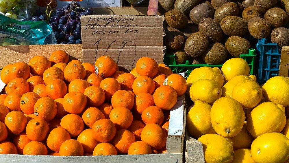 В Челябинске в феврале подешевели фрукты, картофель и мед
