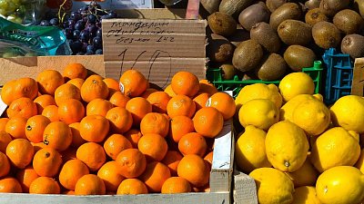 В Челябинске в феврале подешевели фрукты, картофель и мед