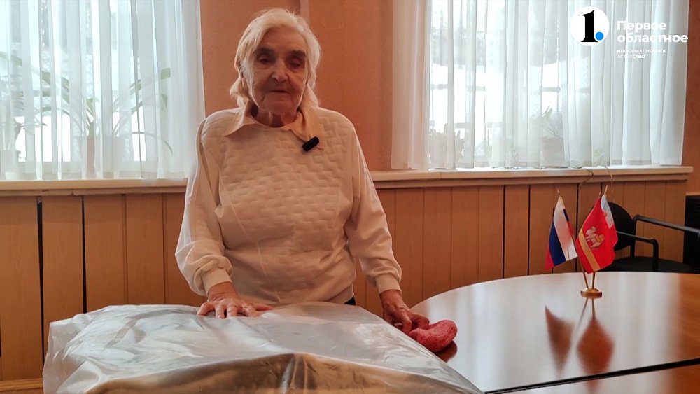 Ветеран пожарной охраны отправила на фронт шерстяные одеяла