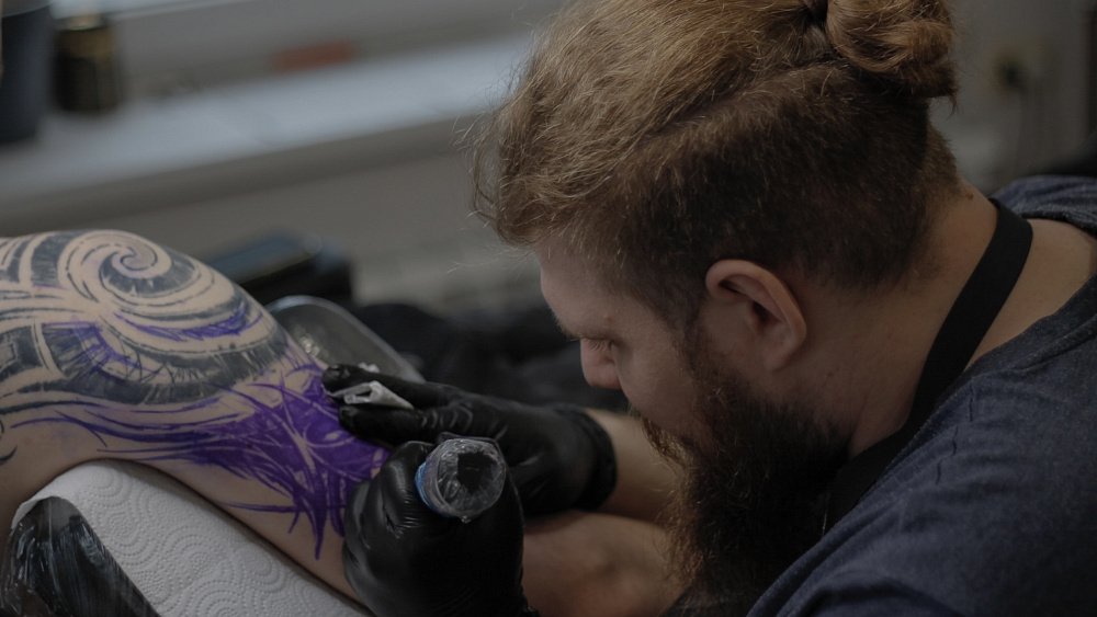 Челябинский татуировщик рассказал о трендах и смыслах в украшении тела