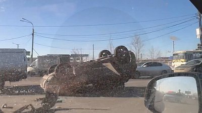В Копейске перевернувшийся автомобиль сняли на видео