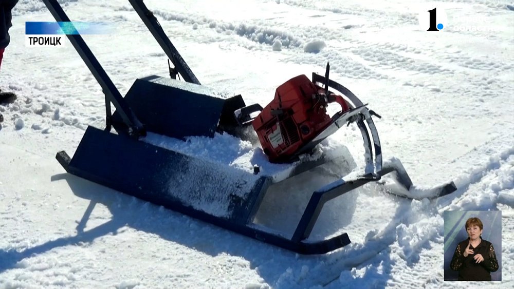 На реке Уй распиливают лед