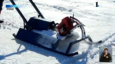 На реке Уй распиливают лед