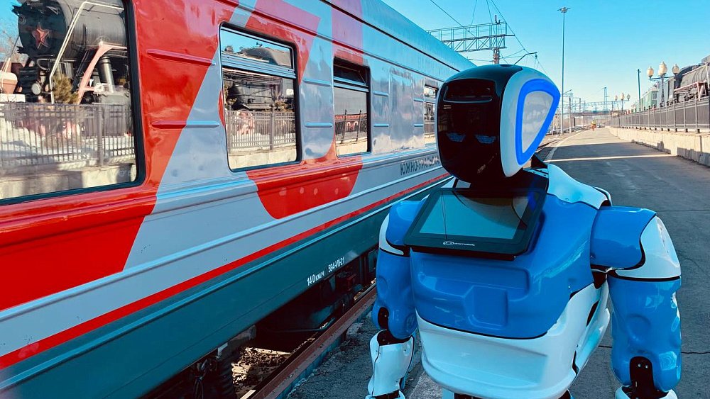 Челябинским школьникам о правилах поведения на железной дороге рассказал робот